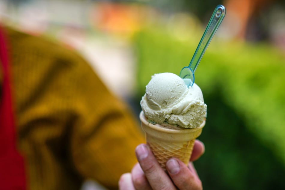 Es sieht grün aus, schmeckt süßlich nach Kräutern, wie Cannabis-Eis schmecken sollte, aber ist absolut drogenfrei!