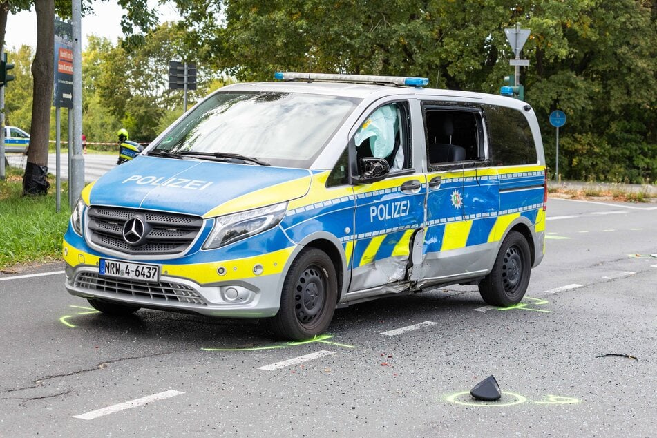 Auch das Polizeiauto wurde bei dem Unfall beschädigt.