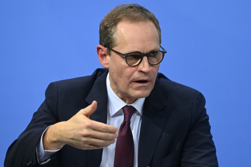 Berlins Regierender Bürgermeister Michael Müller (56, SPD) dringt auf mehr Berechenbarkeit und Zuverlässigkeit bei den Lieferungen von Corona-Impfstoffen.