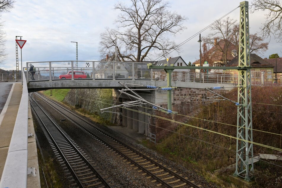 Die Bahnbrücke Talstraße in Cossebaude wird am Mittwochabend umfassend durchgecheckt.
