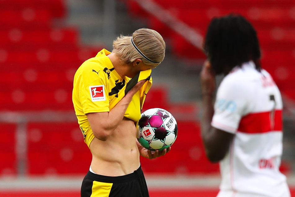 Erling Haaland (l.) wischt sich nach dem 0:1 den Schweiß von der Stirn, daneben steht VfB-Youngster Tanguy Coulibaly.
