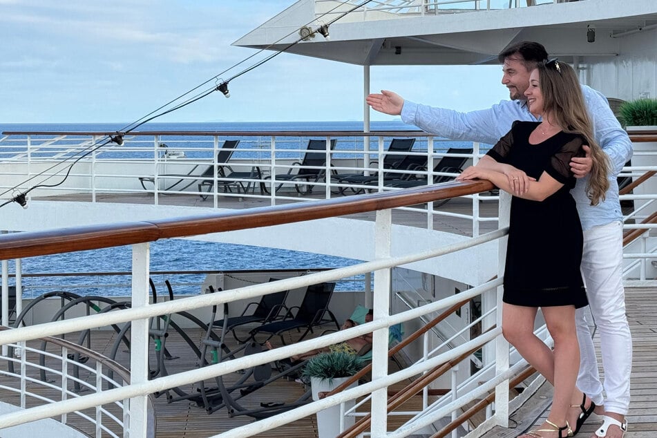 Uwe Herrmann (61) und Susann Hübel (35) genießen ihren Urlaub auf dem Kreuzfahrtschiff.