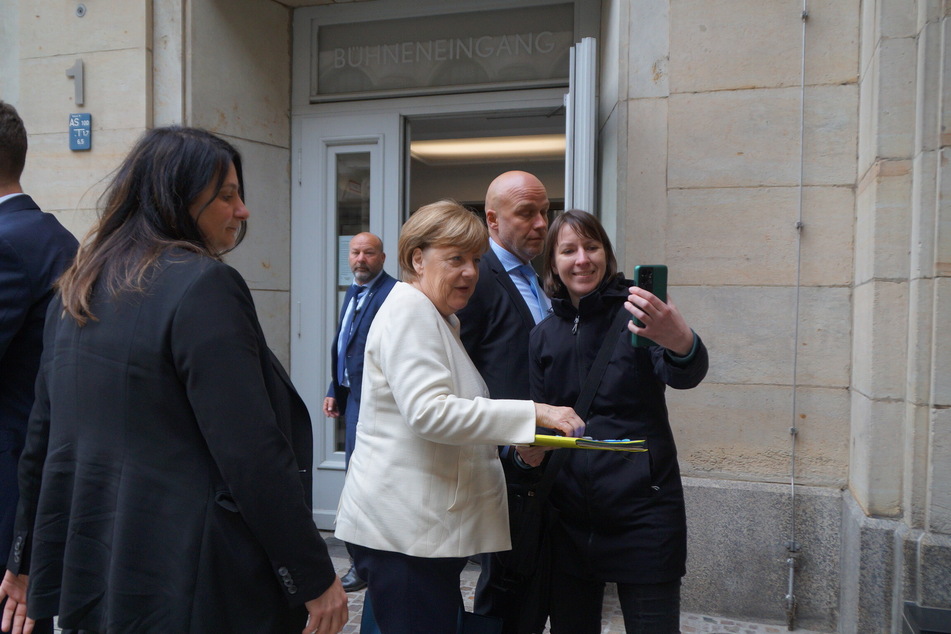 Selfie mit der Ex-Kanzlerin. Auch in Leipzig klappte es offenbar noch nicht mit dem Unerkannt-Bleiben.