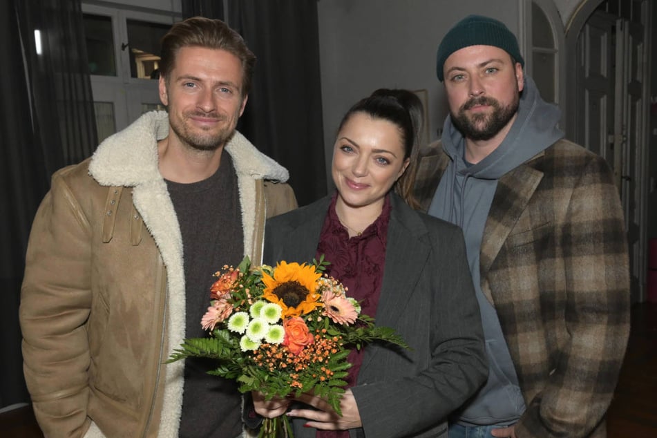 Anne Menden (40) wird von ihrer GZSZ-Familie Jörn Schlönvoigt (39, l.) und Felix von Jascheroff (43) am Set verabschiedet.