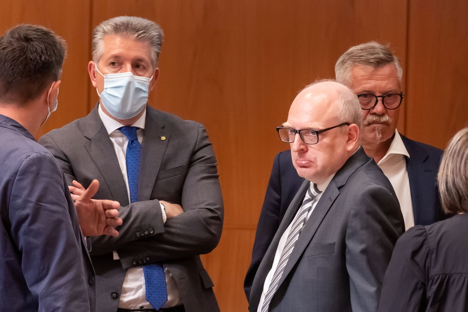 Ratlosigkeit unter den Bürgermeistern (v.l.): Ralph Burghart (50, CDU), OB Sven Schulze (49, SPD) und Miko Runkel (60, parteilos) steckten nach dem Los-Entscheid die Köpfe zusammen.
