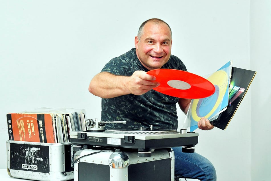 "Discohummel" André Penzel (50) hat noch einmal seinen Plattenspieler und Vinylplatten aus den 90er-Jahren ausgekramt.