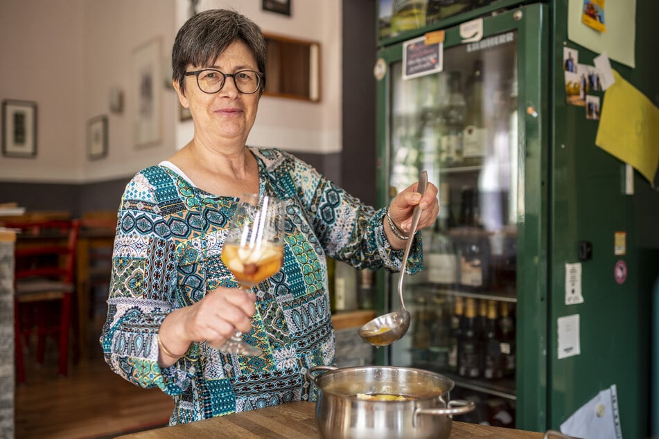 Karoline Wagner (62) setzte in der Winzerstube eine Fruchtbowle für die Gäste auf der Kulturhauptstadtstraße an.