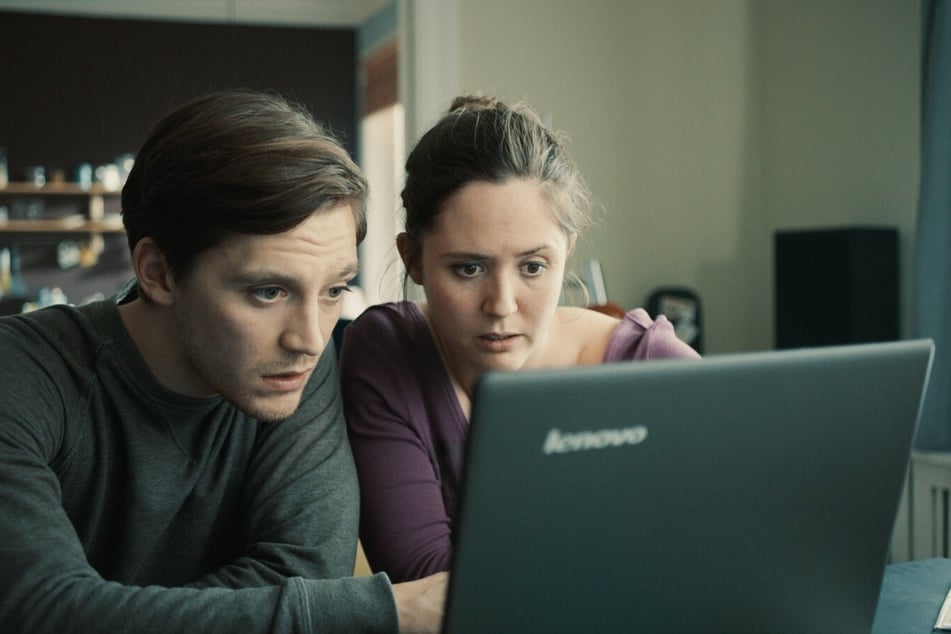 Zusammen mit Max (Jonas Nay) begibt sich Lilly (Emily Cox) im Internet auf die Suche nach Hinweisen über Karims Verbleib.