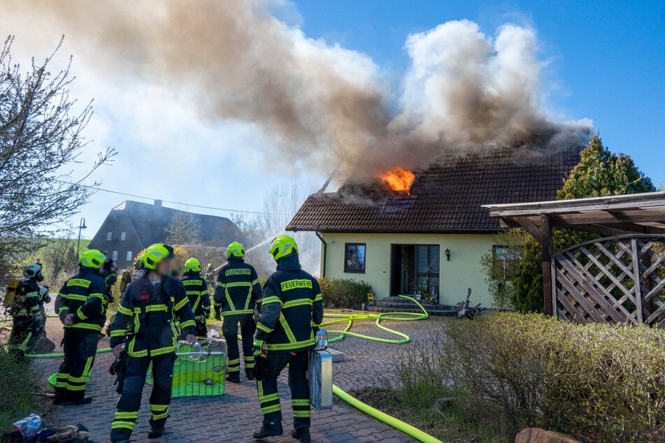 Als die Feuerwehr eintraf, stand der Dachstuhl in Flammen.