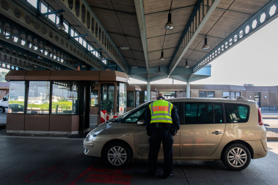 Schleuser sollen illegal Ausländer nach Deutschland gebracht haben. (Symbolbild)