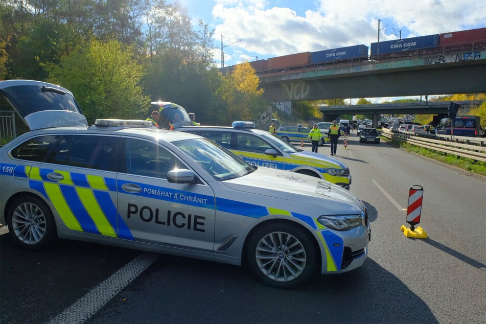 Einsatzkräfte aus den Nachbarländern beobachteten die Kontrolle.