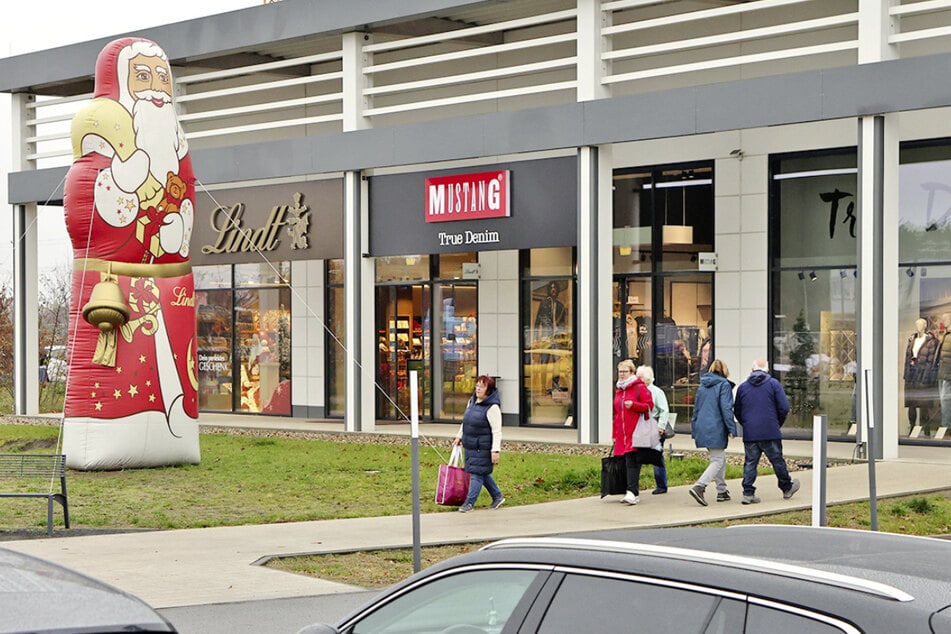 Die Parkplätze befinden sich direkt vor den Stores.