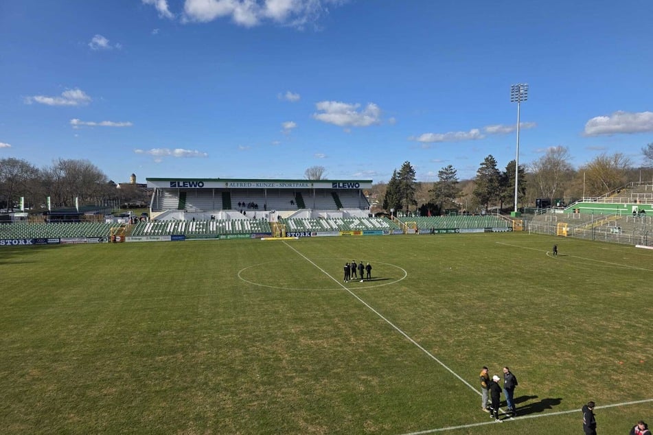 Bestes Wetter in Leipzig. Im Kern ist alles vorbereitet für ein großes Fußballspiel.