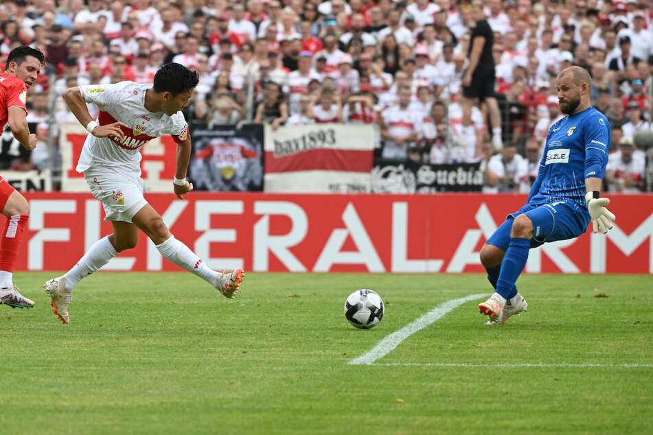 Stuttgarts Kapitän Wataru Endo (30, l.) netzt zum 4:0 gegen die TSG Balingen ein.