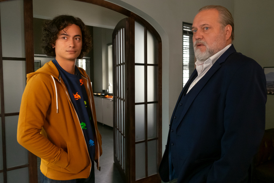 Richard Voss (Jan-Gregor Kremp, r) zeigt Joshua Tuttlinger (Yan Balistoy), der sich auf Lennys vakante Stelle beworben hat, die Büroräume der Mordkommission im Präsidium in einer Szene aus "Der Alte - Nicht schuldig".