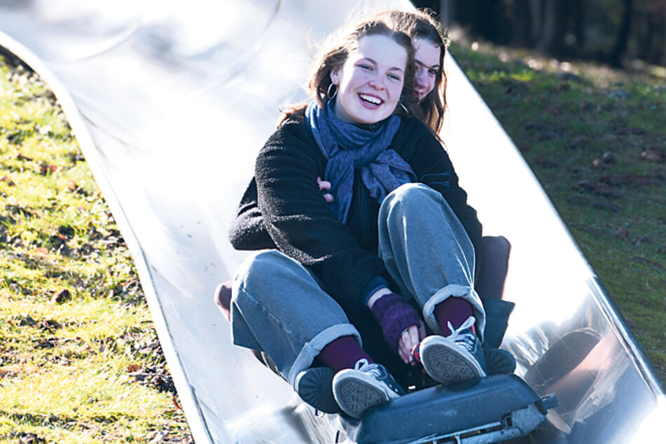 Alicia aus Paris (15) und Rosa (16, vorne) aus Dresden wollten eigentlich Ski fahren, planten um und entdecken die Sommerrodelbahn für sich.