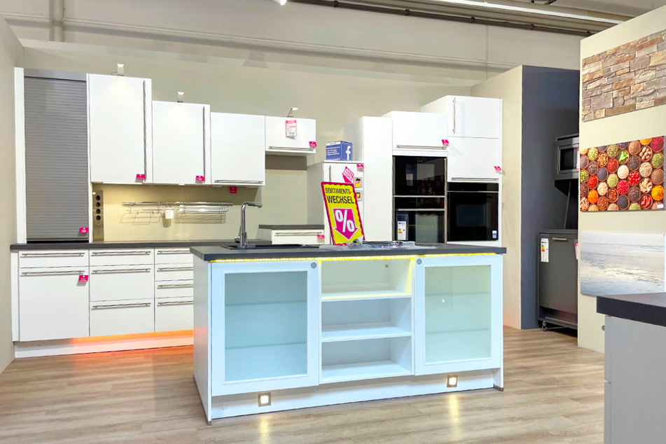 Frei geplante Küchen sind satte 50 Prozent reduziert.