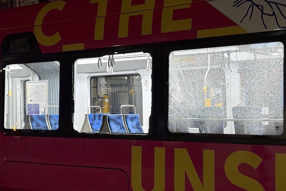 Unter anderem die Scheiben einer Straßenbahn wurden eingeschlagen.