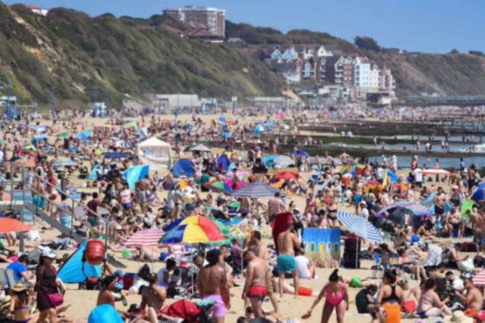 Sonnenanbeter in Bournemouth: Nach der Cummings-Affäre scheinen immer mehr Briten die Corona-Regeln gänzlich zu ignorieren.