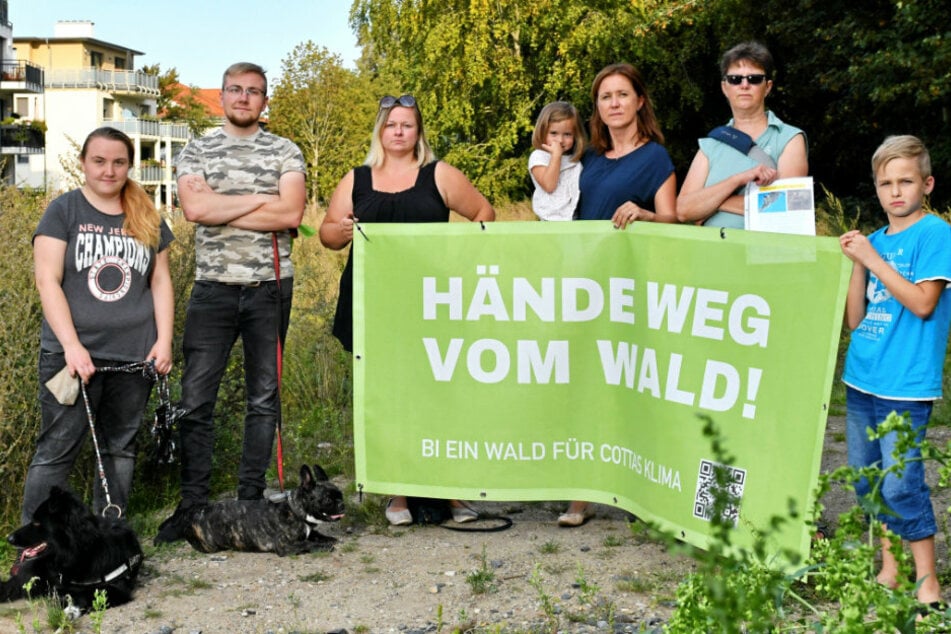Sina Burkert (39, 3.v.r.) kämpft gemeinsam mit anderen Anwohnern für einen Erhalt der Waldfläche am Leutewitzer Park.