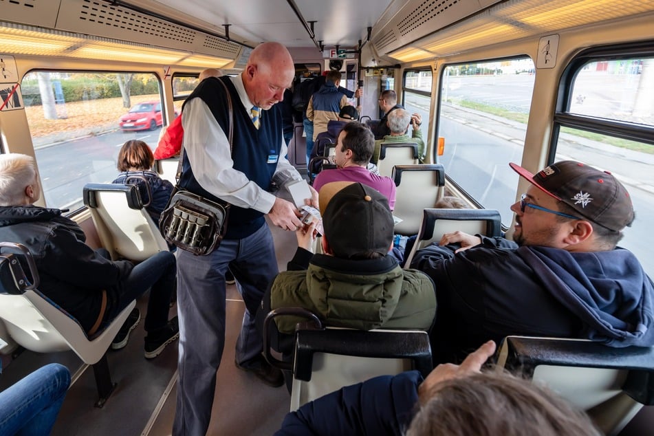 Holger Gretsch-Kaufmann (57) verteilte die Fahrscheine in der Bahn.