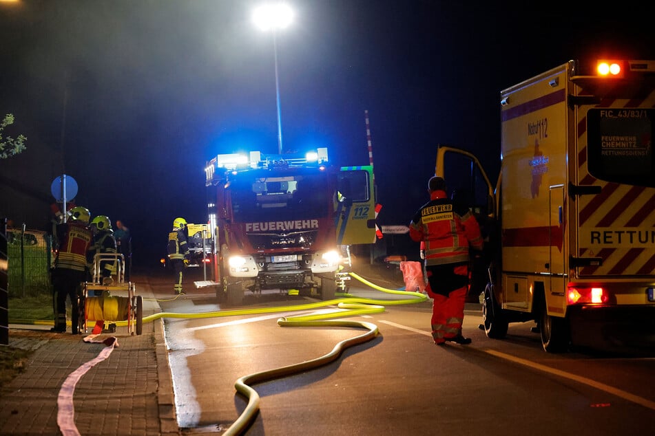 Die Chemnitzer Straße war am Donnerstagabend aufgrund des Feuerwehreinsatzes gesperrt.