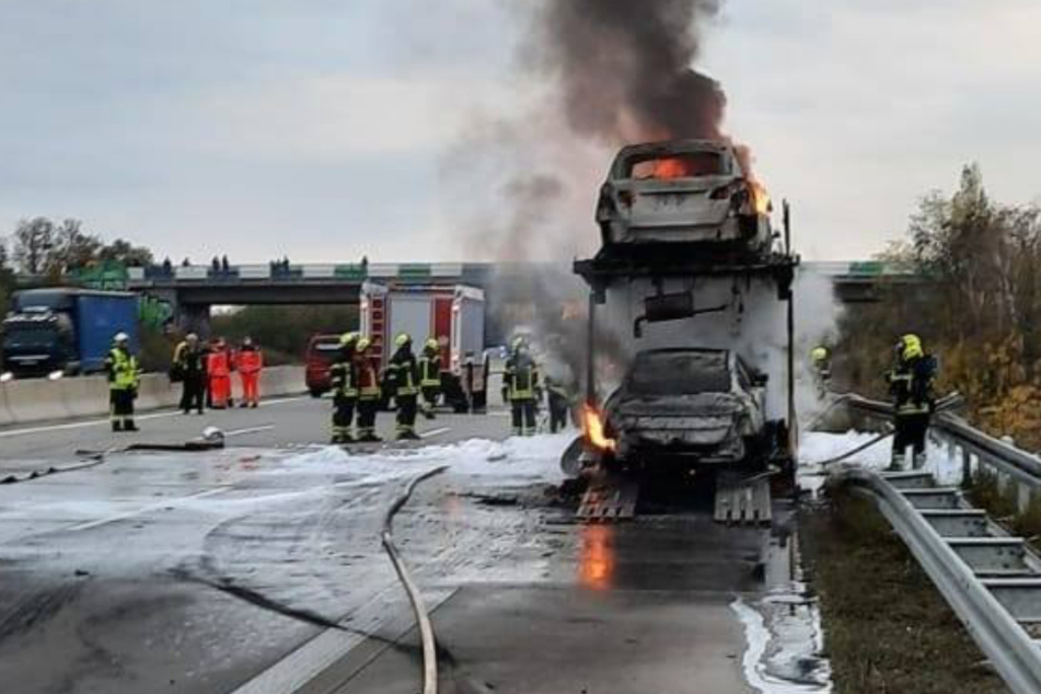 Vier Autos, die der Laster geladen hatte, wurden indes beschädigt oder sogar vollständig durch die Flammen zerstört.
