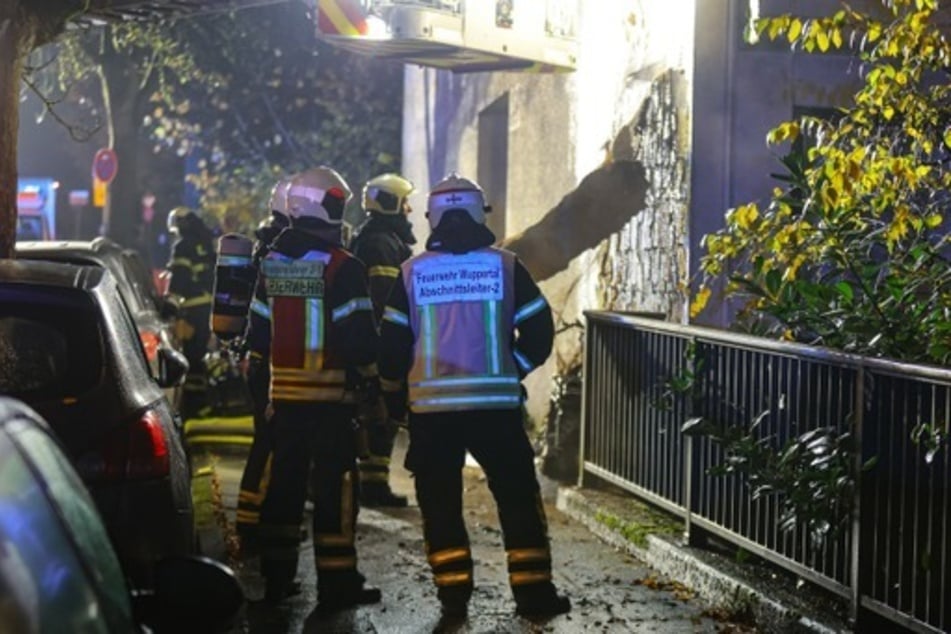 Um sicherzustellen, dass keine weiteren Brandester vorhanden waren, wurden von den Einsatzkräften sogar Teile der Fassade abgetragen.