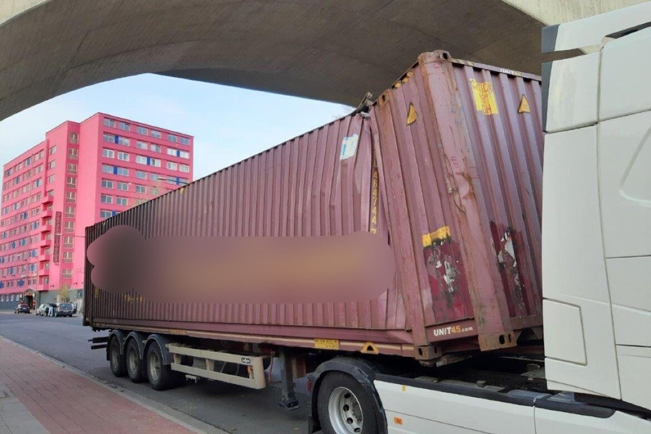 Der Container wurde bei dem Unfall in Köln beschädigt.