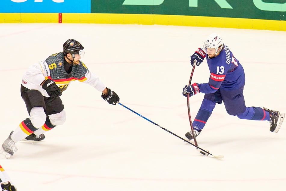 Johnny Gaudreau (†31, r.) spielte im Mai mit der US-amerikanischen Auswahl bei der WM noch gegen Deutschland.