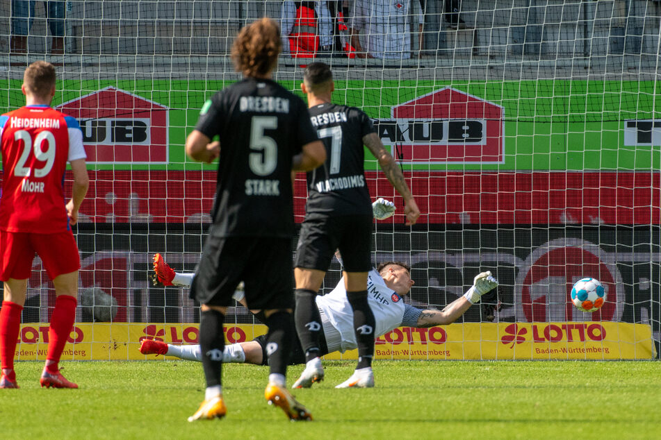 Chris Löwe (nicht im Bild) trifft zum Ausgleich für Dynamo. Sein Fernschuss schlägt rechts unten aus Sicht des Schützen im Tor ein.