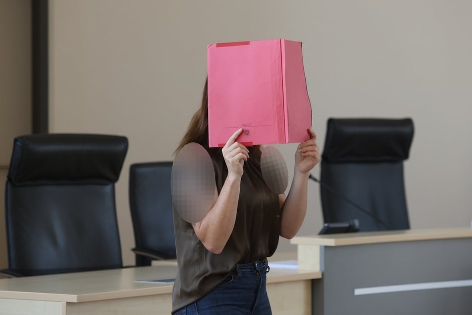 Gina H. (30) muss sich vor dem Landgericht Rostock wegen Mordes verantworten.