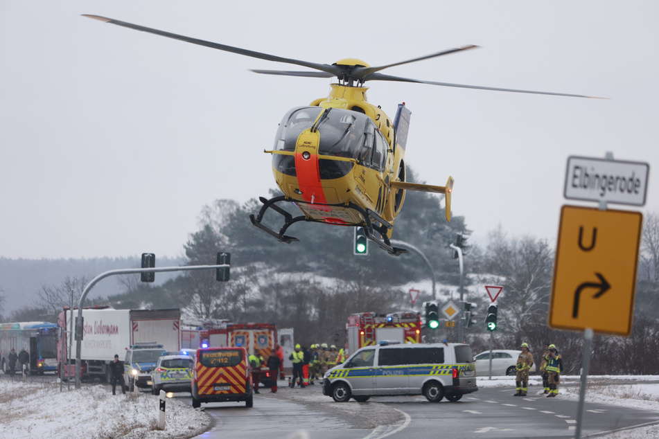 Die Verunfallten wurden mit einem Hubschrauber in ein Krankenhaus gebracht.