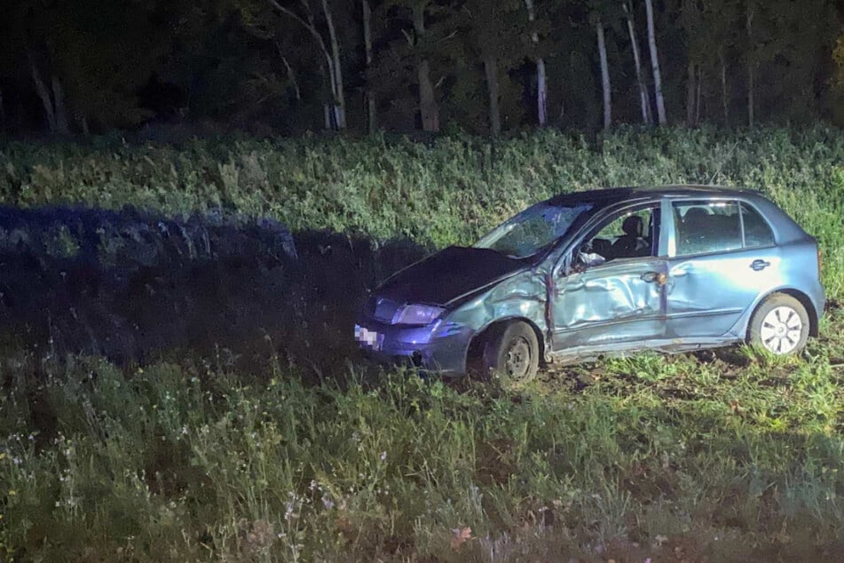 Auto prallt gegen Baum und überschlägt sich: Fahrerin (20) im Krankenhaus
