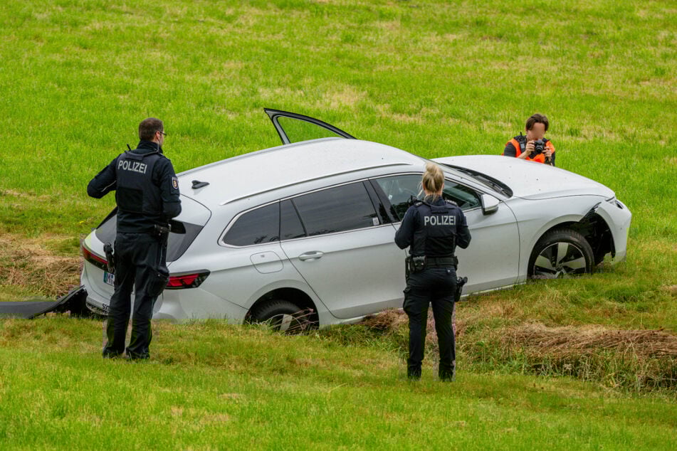 Der VW Passat landete, nachdem die Polizei auf die Reifen geschossen hatte, in einem Wassergraben.