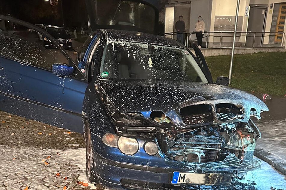 München: Einsatz in München: BMW fängt während der Fahrt Feuer!