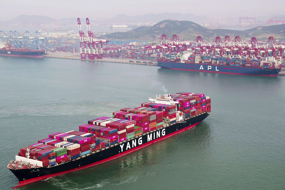 Ein Containerschiff verlässt die Werft in Qingdao in der ostchinesischen Provinz Shandong.