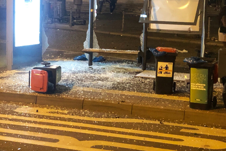 Das Foto zeigt eine zertrümmerte Bushaltestelle beim Opernplatz in Frankfurt.