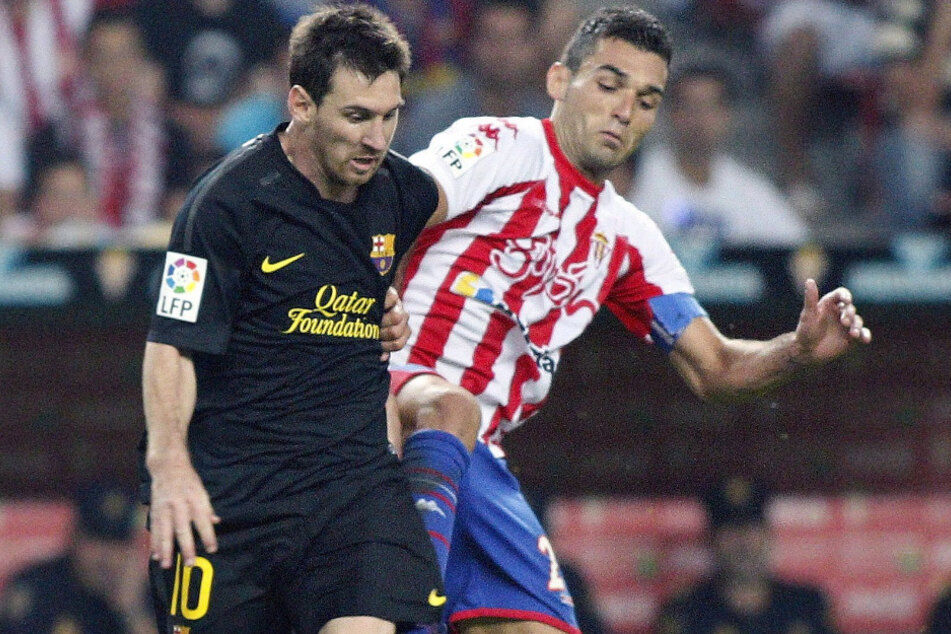 Paral 2011 con camiseta del Sporting de Gijón ante el Barcelona y Lionel Messi (33).