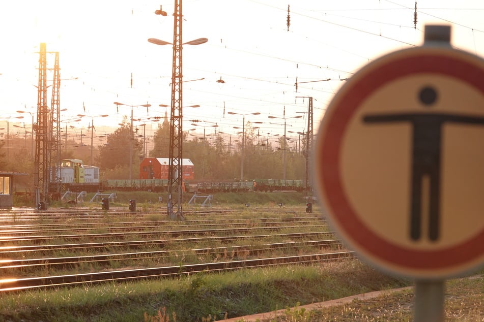 Am Mittwoch sind im Bereich des Güterbahnhofs Dresden-Friedrichstadt vier Cargo-Wagen entgleist.