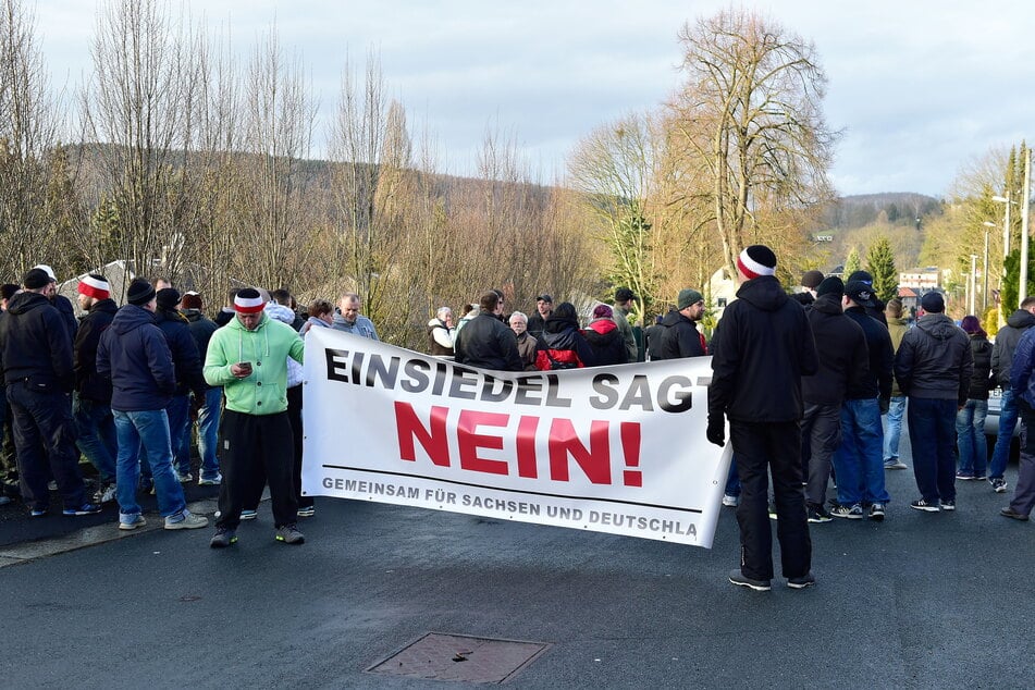 Mit schwarz-weiß-roten Mützen demonstrierten Gegner der Flüchtlingsaufnahme bereits 2016 in Einsiedel.