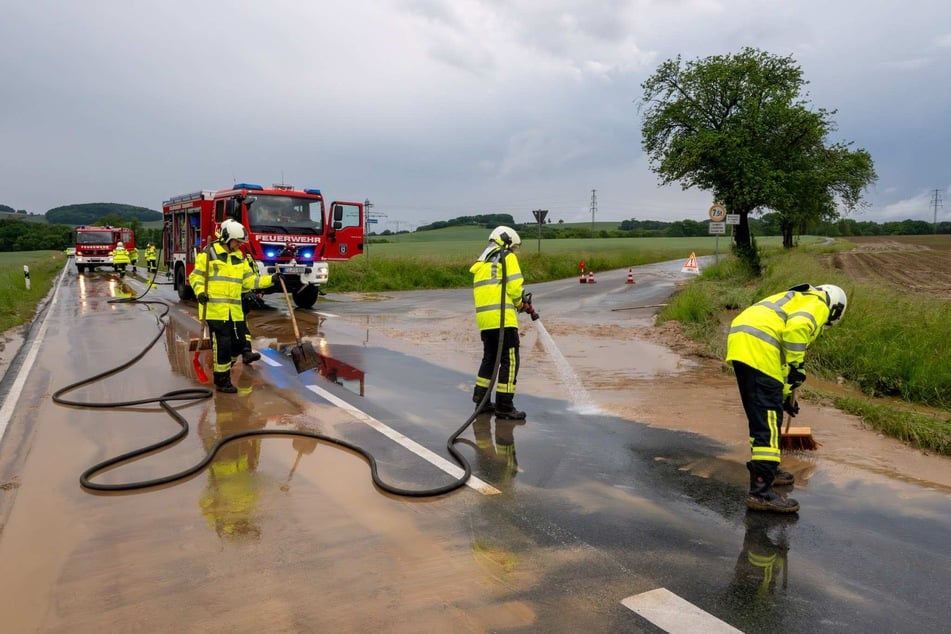 Feuerwehrleute spülen die Ortsverbindungsstraße zwischen Oderwitz und Ruppersdorf frei.