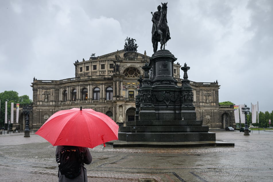 Am Wochenende kann immer wieder zeitweise Regen fallen. (Archivbild)