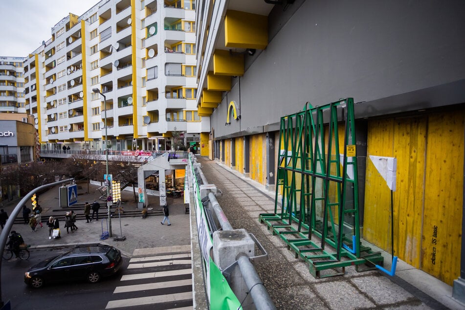 Trotz der neuen Polizeiwache haben die Ordnungshüter am Kottbusser Tor in Berlin-Kreuzberg weiter einen schweren Stand.