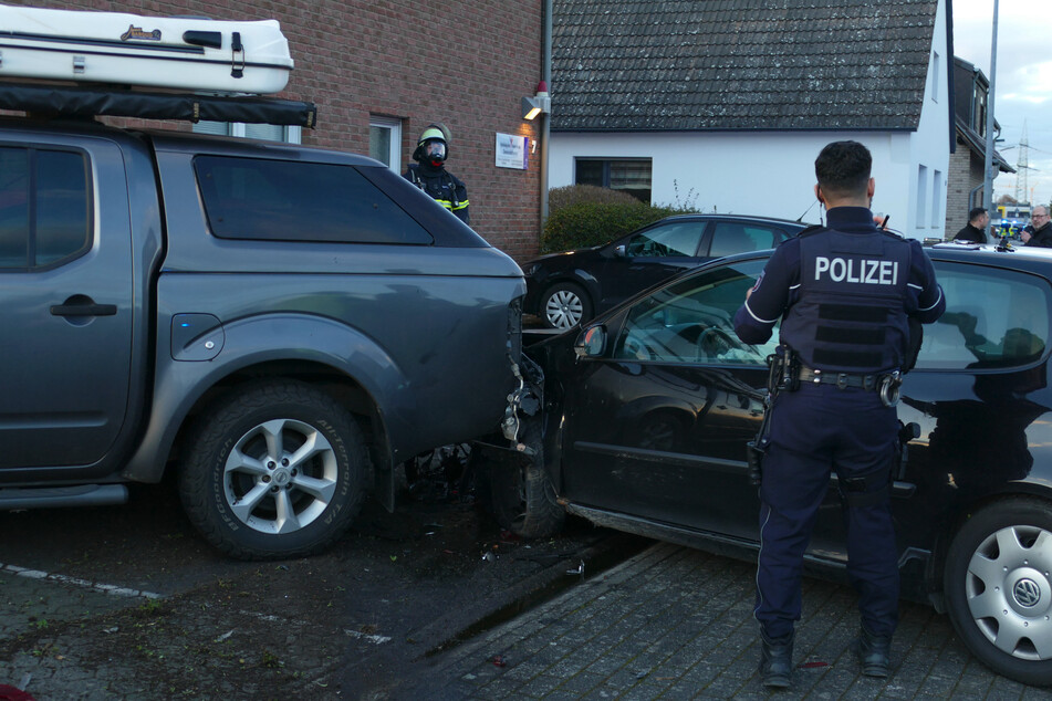 Ein 29-Jähriger raste am Freitag in Bonn auf der Flucht vor der Polizei in zwei geparkte Wagen.
