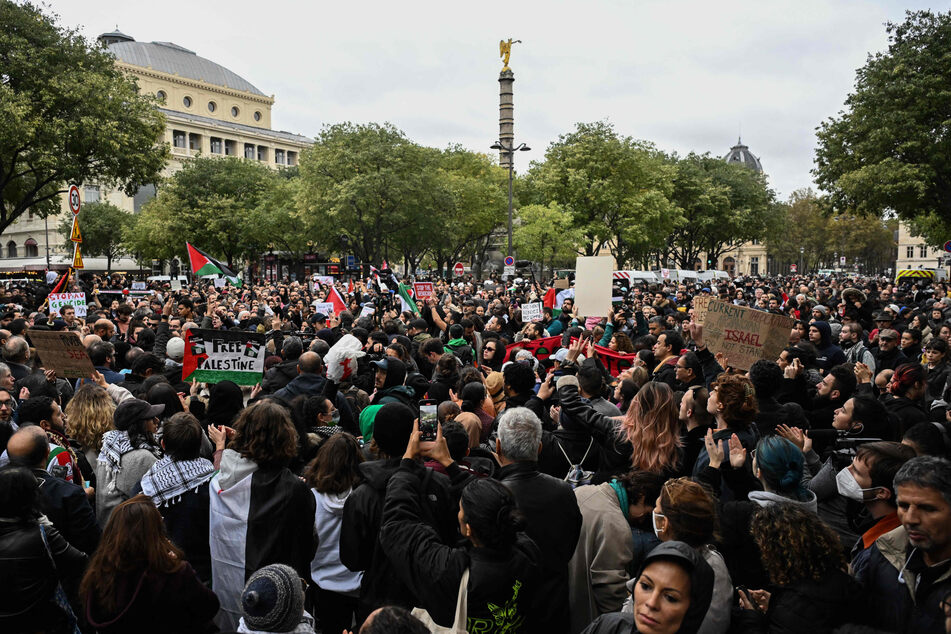 Menschen versammeln sich während einer Demonstration, um Solidarität mit dem palästinensischen Volk zu bekunden, auf dem Place du Chatelet im Zentrum von Paris.