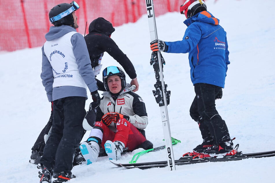 Schmerzhaftes Aus! Für Magdalena Egger (24) ging es nach dem Sturz in ein Krankenhaus.