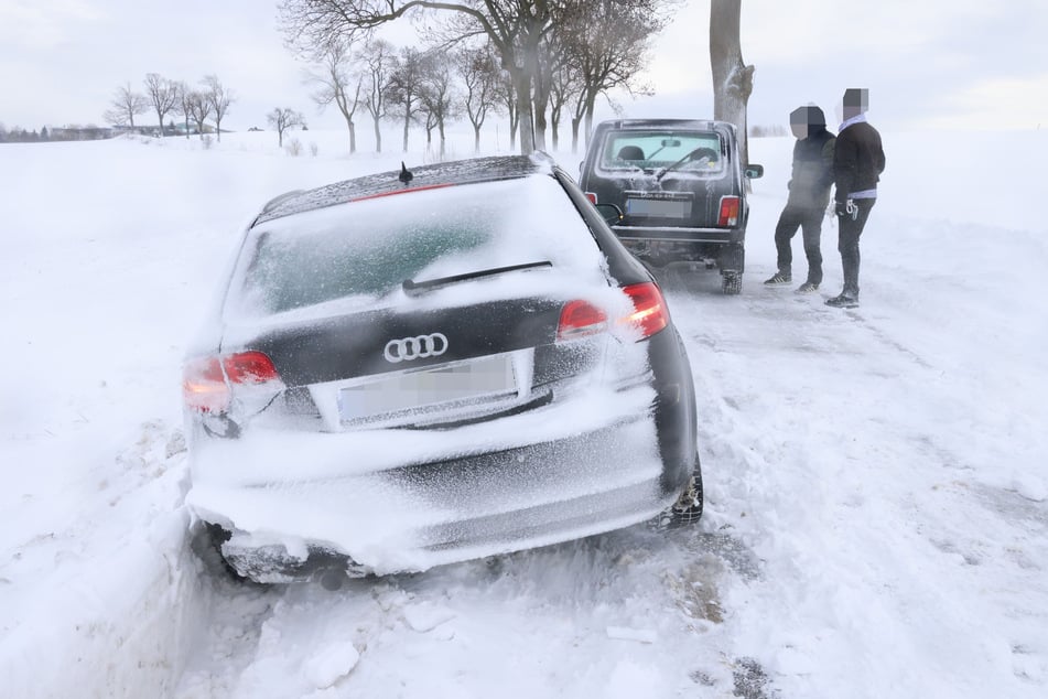 Auf der Berbisdorfer Straße in Chemnitz blieb ein Audi im Schnee stecken.