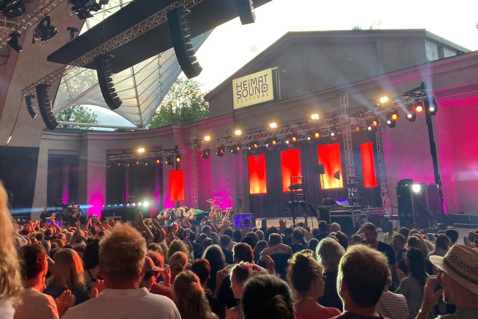Fans warten auf den Auftritt der Band Dreiviertelblut beim Heimatsound Festival. (Archivfoto)