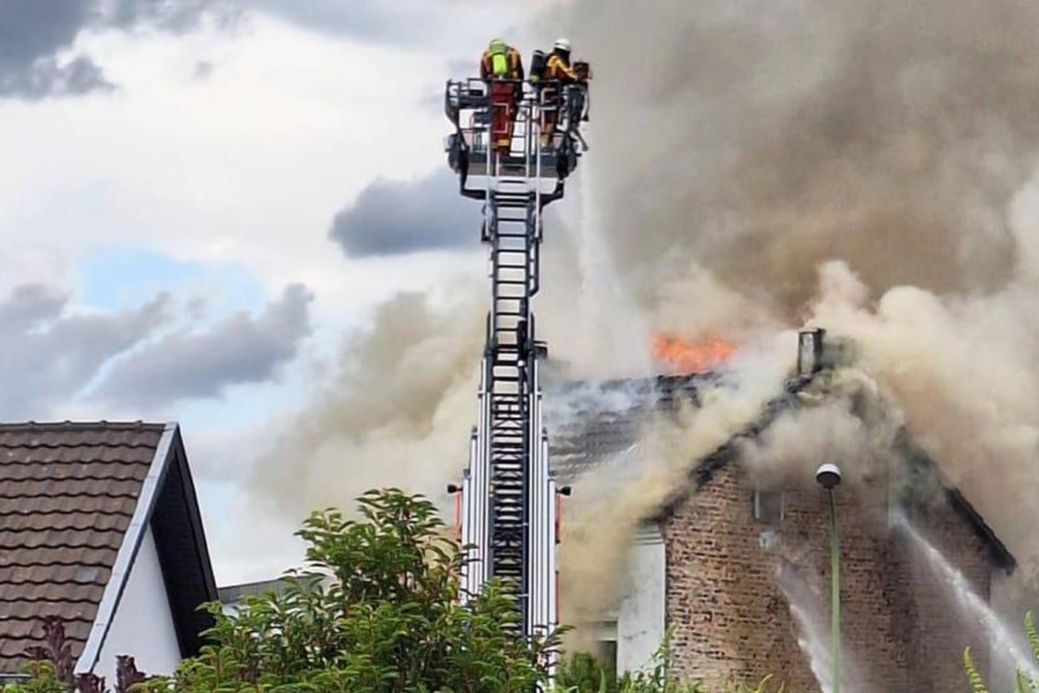 Haus steht in Vollbrand: Feuerwehr mit Dutzenden Kräften im Einsatz - App warnt Anwohner